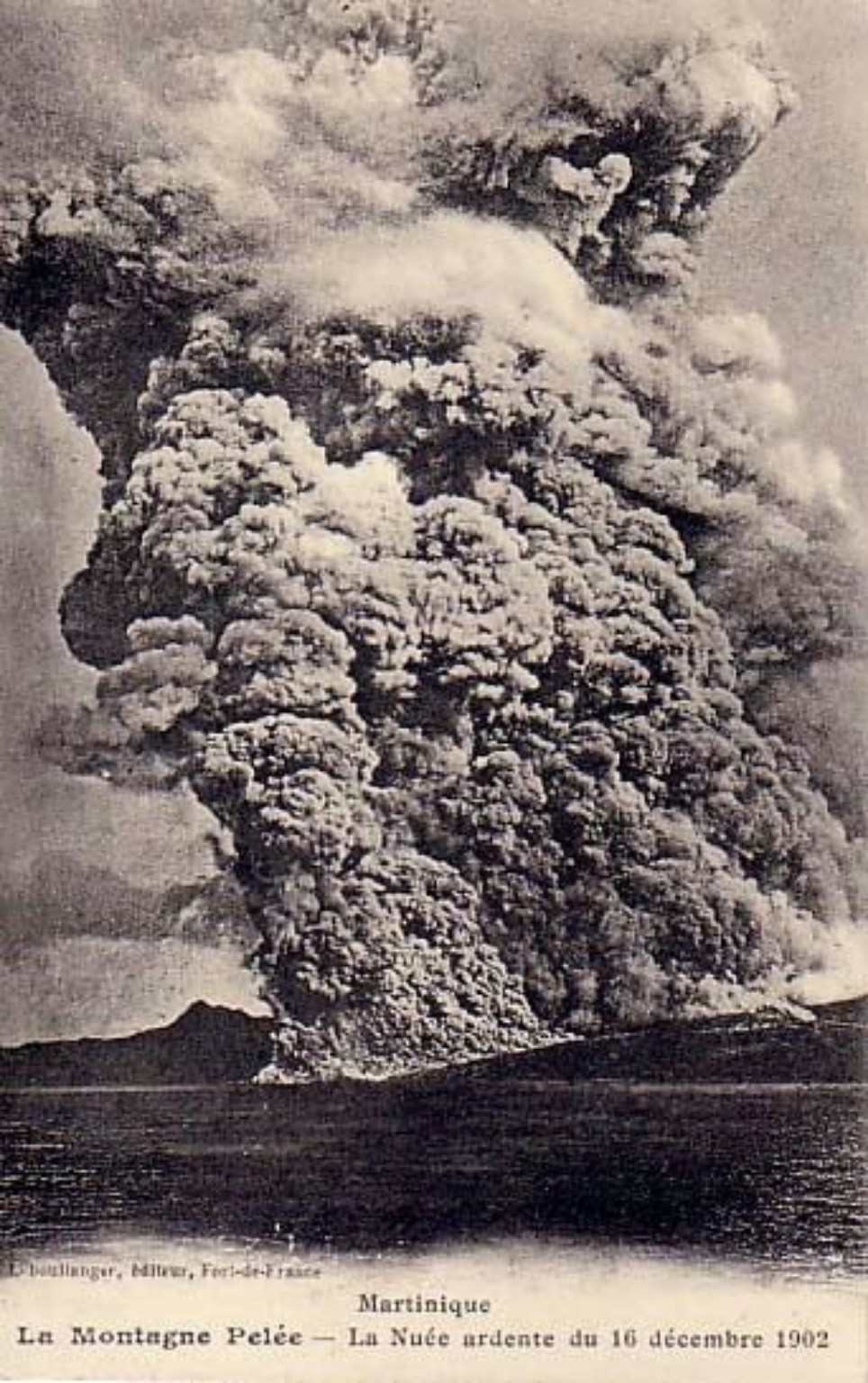 Carte postale ancienne montrant un imposant nuage volcanique au-dessus de la montagne Pelée.