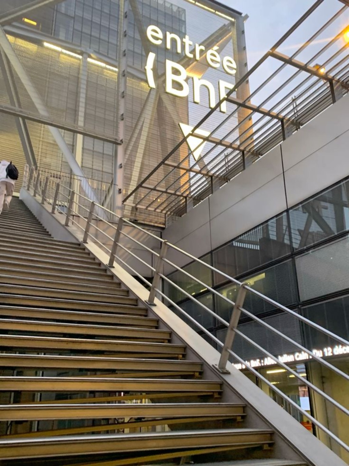 Escalier extérieur menant à l’entrée de la BnF, site François-Mitterrand à Paris.
